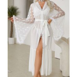 Szlafrok maxi z lekkiego materiału z długimi rękawami Oketa. Czerwone szlafroki damskie Intica, s, z aplikacjami, z materiału, bez ramiączek, długie, bez kaptura. Za 139.00 zł.