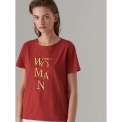 Bawełniana koszulka z hasłem - Pomarańczowy. Brązowe t-shirty damskie Mohito, l, bez wzorów, z bawełny, bez kołnierzyka. W wyprzedaży za 19.99 zł.