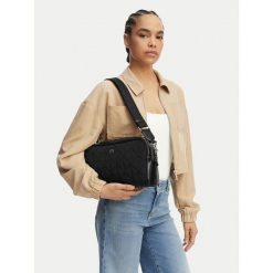 Torebka Calvin Klein. Czarne torebki do ręki damskie Calvin Klein, bez wzorów, klasyczne, bez dodatków. Za 489.99 zł.