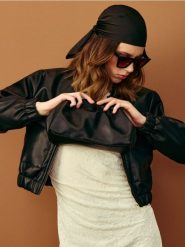 Kopertówka z imitacji skóry na łańcuszku - czarny. Czarne kopertówki damskie Sinsay, bez wzorów, ze skóry, bez dodatków. Za 49.99 zł.