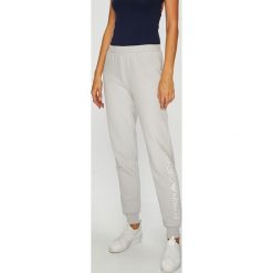 Emporio Armani - Spodnie. Szare spodnie materiałowe damskie Emporio Armani, z nadrukiem, z bawełny. W wyprzedaży za 279.90 zł.