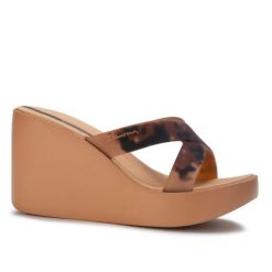 Klapki damskie na platformie Ipanema 83520 HIGH FASHION SLIDE FEM. Brązowe klapki damskie Ipanema, bez wzorów, z materiału, eleganckie, bez obcasa, na platformie. Za 109.00 zł.