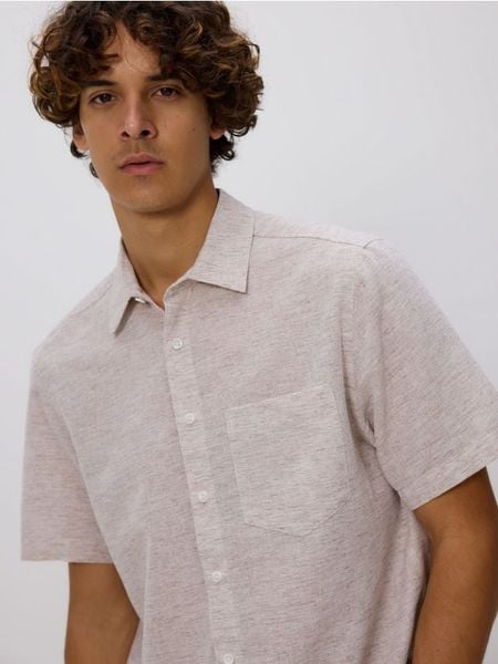 Koszula regular fit z domieszką lnu - beżowy. Brązowe koszule męskie Reserved, l, bez wzorów, z bawełny, bez kołnierzyka, bez ramiączek. W wyprzedaży za 59.99 zł.