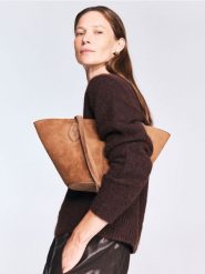 Zamszowa torebka - brązowy. Brązowe torebki shopper damskie Reserved, bez wzorów, z zamszu, zamszowe, bez dodatków. Za 299.99 zł.