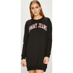 Tommy Jeans - Sukienka. Brązowe sukienki damskie Tommy Jeans, z aplikacjami, z bawełny, casualowe, z okrągłym kołnierzem. Za 399.90 zł.
