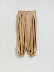 Spodnie balloon z zakładkami - bursztynowy. Pomarańczowe spodnie materiałowe damskie Reserved, l, bez wzorów, z tkaniny. Za 159.99 zł.