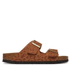 Klapki Birkenstock. Brązowe klapki damskie Birkenstock, bez wzorów, bez obcasa. Za 429.99 zł.