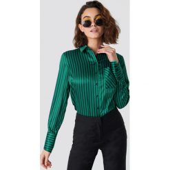 Emilie Briting x NA-KD Satynowa koszula z paski - Green. Zielone koszule damskie Emilie Briting x NA-KD, w paski, z satyny, z asymetrycznym kołnierzem, z długim rękawem. Za 161.95 zł.