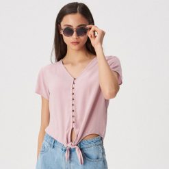 Bluzka z wiązaniem - Różowy. Czerwone bluzki damskie Sinsay, l, bez wzorów, bez kołnierzyka, bez ramiączek. W wyprzedaży za 14.99 zł.