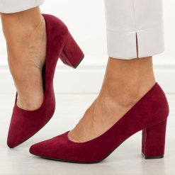 Bordowe czółenka damskie na słupku Sergio Leone Pb414. Czerwone czółenka damskie Sergio Leone, bez wzorów, z jeansu, biznesowe, bez obcasa, na obcasie, bez zapięcia. W wyprzedaży za 152.10 zł.