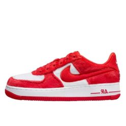 Buty do chodzenia damskie Nike Air Force 1 valentine's Day Gs. Białe obuwie sportowe damskie Nike, bez wzorów, z materiału, trekkingowe, Nike Air Force. Za 399.00 zł.