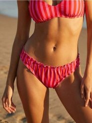 Dół od bikini w paski z marszczeniami - czerwony. Czerwone bikini damskie Sinsay, l, bez wzorów. Za 19.99 zł.
