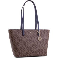 Torebka DKNY - Bryant Lg Zip Tote R74AJ014 Mocha Logo/Nvy 6MN. Brązowe torebki do ręki damskie DKNY, ze skóry ekologicznej. Za 809.00 zł.