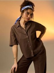 Wiskozowa koszula z krótkim rękawem z domieszką lnu - brązowy. Brązowe koszule damskie Sinsay, l, bez wzorów, z wiskozy, bez kołnierzyka, bez ramiączek. Za 39.99 zł.