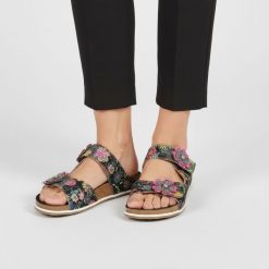 Klapki damskie Laura Vita, z miękką cholewką ozdobioną kwiatowym motywem regulowane paski elastyczna podeszwa, kolorowe, 32 AS318-32. Klapki damskie Laura Vita, bez wzorów, bez obcasa. Za 319.00 zł.