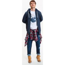 BLUZA MĘSKA ROZPINANA Z KAPTUREM Z APLIKACJĄ. Bluzy męskie marki TOP SECRET. W wyprzedaży za 49.99 zł.