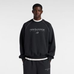 Bluza męska New Balance MT61U4JOBK – czarna. Czarne bluzy męskie New Balance, l, bez wzorów, z bawełny, bez kaptura. Za 279.99 zł.