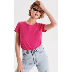 Koszulka z kieszonką basic - Różowy. T-shirty damskie marki Cropp. Za 29.99 zł.