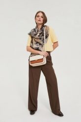 Torebka z długimi paskiem beżowa. Brązowe torebki do ręki damskie MOODO, bez wzorów, bez dodatków. Za 129.99 zł.