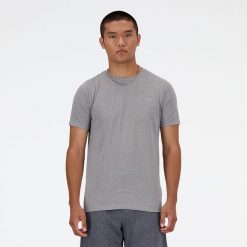 Koszulka męska New Balance MT41070AGT – szara. Szare koszulki sportowe męskie New Balance, m, bez wzorów, z bawełny, bez kołnierzyka, bez ramiączek, do biegania. Za 149.99 zł.