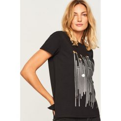 T-shirt z nadrukiem - Czarny. Czarne t-shirty damskie Reserved, z nadrukiem. Za 59.99 zł.