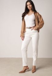 Białe Jeansy Mom Fit z Wiskozą Bawełną i Wysokim Stanem z Paskiem z Motylem Nevilias. Białe jeansy damskie Born2be, z podwyższonym stanem. Za 109.99 zł.
