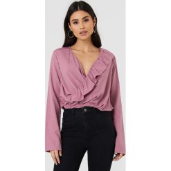 NA-KD Boho Bluzka z asymetryczną falbaną - Pink. Bluzki damskie marki NA-KD Boho. Za 72.95 zł.