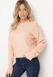 Jasnoróżowy Sweter o Pudełkowym Kroju z Prążkowanym Tłoczeniem Omelis. Czerwone swetry damskie Born2be, m, bez wzorów, z jeansu, eleganckie, bez kołnierzyka, bez ramiączek, długie, bez kaptura. Za 99.99 zł.