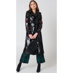 NA-KD Lakierowany płaszcz z haftowanymi kwiatami - Black. Czarne płaszcze damskie NA-KD, z haftami, z lakierowanej skóry. W wyprzedaży za 121.49 zł.