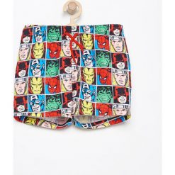 Szorty kąpielowe z superbohaterami marvel - Biały. Kąpielówki dla chłopców Reserved, z motywem z bajki. W wyprzedaży za 14.99 zł.