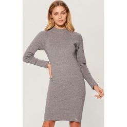 Dopasowana sukienka z dzianiny - Szary. Szare sukienki damskie Mohito, z dzianiny. Za 119.99 zł.