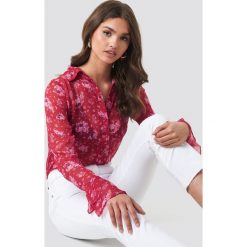 NA-KD Boho Szyfonowa bluzka z rękawami z falbaną - Red,Multicolor. Bluzki damskie marki NA-KD Boho. Za 52.95 zł.