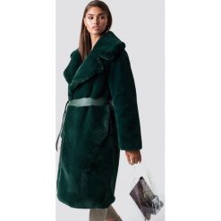 Hannalicious x NA-KD Płaszcz sztuczne futro z paskiem - Green. Zielone płaszcze damskie Hannalicious x NA-KD, w paski, z futra. Za 607.95 zł.