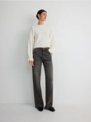 Sweter z ozdobnym splotem - kremowy. Białe swetry damskie Reserved, l, bez wzorów, z dzianiny, bez kołnierzyka, bez ramiączek, bez kaptura. W wyprzedaży za 49.99 zł.
