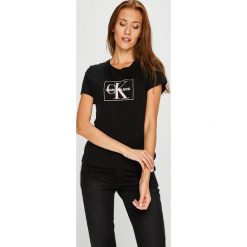 Calvin Klein Jeans - Top. Szare topy damskie Calvin Klein Jeans, z nadrukiem, z bawełny, z okrągłym kołnierzem, z krótkim rękawem. Za 199.90 zł.
