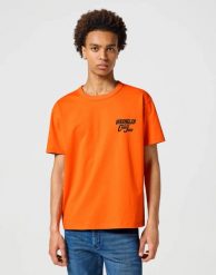 WRANGLER CASEY GRAPHIC TEE MĘSKA KOSZULKA T-SHIRT RED ORANGE 112357364 W7U4012210. Czerwone koszulki polo męskie Wrangler, m, bez wzorów, bez ramiączek. Za 69.99 zł.