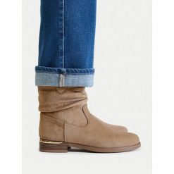 Botki JENNY. Brązowe botki damskie Jenny, bez obcasa, na płaskiej podeszwie, bez zapięcia. Za 149.99 zł.