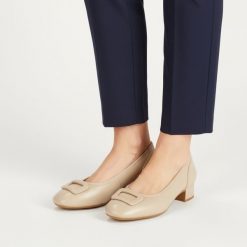 Czółenka damskie Rieker, stabilny niski obcas klasyczny fason zaokrąglony nosek elegancka klamra z przodu miękka wkładka, beżowe, 43453-62. Brązowe czółenka damskie Rieker, z aplikacjami, biznesowe, bez obcasa, na obcasie, bez zapięcia. Za 329.00 zł.