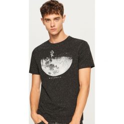 Melanżowy t-shirt z nadrukiem - Czarny. Czarne t-shirty męskie Reserved, z nadrukiem. Za 49.99 zł.