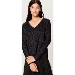 Sweter z błyszczącej dzianiny - Czarny. Swetry damskie marki Mohito. W wyprzedaży za 39.99 zł.