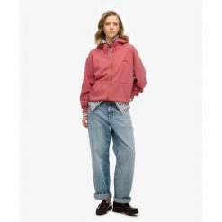 Kurtka dresowa z kapturem zapinana na zamek, damska, z rękawami raglanowymi Supe. Czerwone kurtki damskie Superdry., bez wzorów, z dresówki, bez kołnierzyka. Za 325.75 zł.