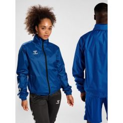 Kurtka ortalionowa piłkarska dla dorosłych Hummel Core XK Spray Jacket. Niebieskie kurtki damskie Hummel, m, bez wzorów, z materiału, z kapturem. Za 168.00 zł.