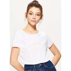 Koszulka z kontrastowym wykończeniem - Biały. T-shirty damskie marki Cropp, z kontrastowym kołnierzykiem. Za 29.99 zł.