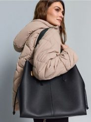 Torba shopper z imitacji skóry z zawieszką w kształcie serca - czarny. Czarne torebki shopper damskie Sinsay, bez wzorów, ze skóry, bez dodatków. Za 49.99 zł.