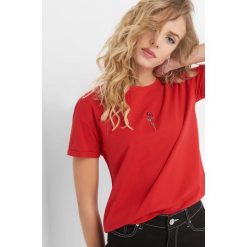 T-shirt z kwiatowym haftem. Czerwone t-shirty damskie Orsay, z haftami, z bawełny, z klasycznym kołnierzykiem. Za 29.99 zł.
