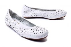 RIEKER 41460-80 white, baleriny damskie. Białe baleriny damskie Rieker, na lato, w ażurowe wzory, z kauczuku, bez obcasa. Za 289.90 zł.