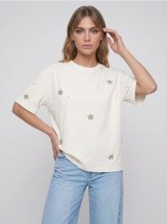 Koszulka z domieszką wiskozy i biżuteryjnymi aplikacjami - kremowy. Białe t-shirty damskie Sinsay, l, z aplikacjami, z wiskozy, bez kołnierzyka. Za 25.99 zł.