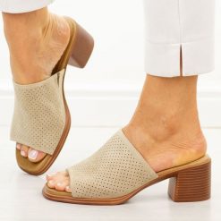 Beżowe skórzane klapki damskie na obcasie T.Sokolski 365. Brązowe klapki damskie Sokolski, bez wzorów, z jeansu, eleganckie, bez obcasa, na obcasie. Za 219.00 zł.