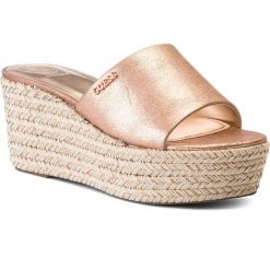 Klapki GUESS - Lenore2 FLLE22 LEM19 ROSGO. Czerwone klapki damskie Guess, z aplikacjami, ze skóry ekologicznej. W wyprzedaży za 399.00 zł.