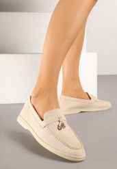 Beżowe Mokasyny z Ekozamszu Zdobione Metaliczną Zawieszką Ralselia. Brązowe mokasyny damskie Renee, biznesowe. Za 89.99 zł.